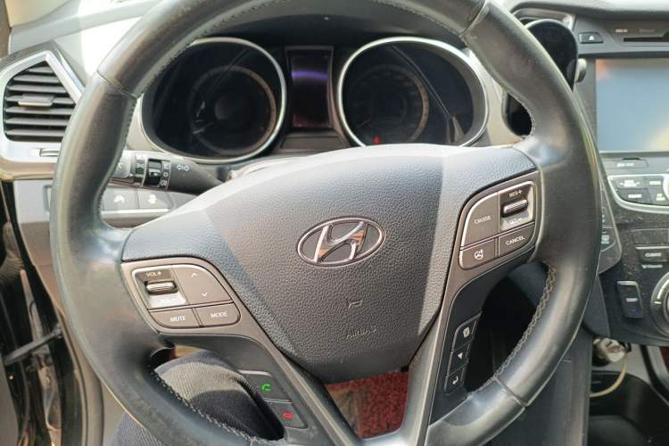 Used Hyundai Grand SantaFe 2013 3.0L 6-seat 4x4 Comfort Edition Steering Wheel