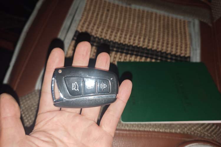 Used Hyundai Grand SantaFe 2013 3.0L 6-seat 4x4 Comfort Edition Vehicle Key