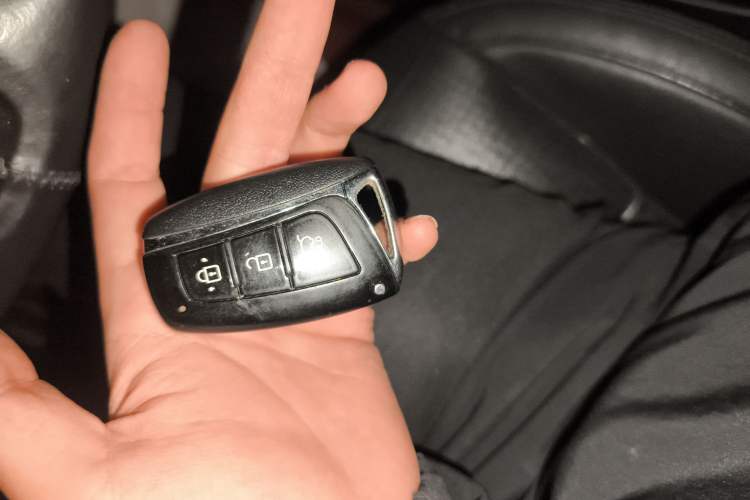 Used Hyundai Grand SantaFe 2013 3.0L 7-seat Four-Wheel-Drive Luxury Edition Vehicle Key