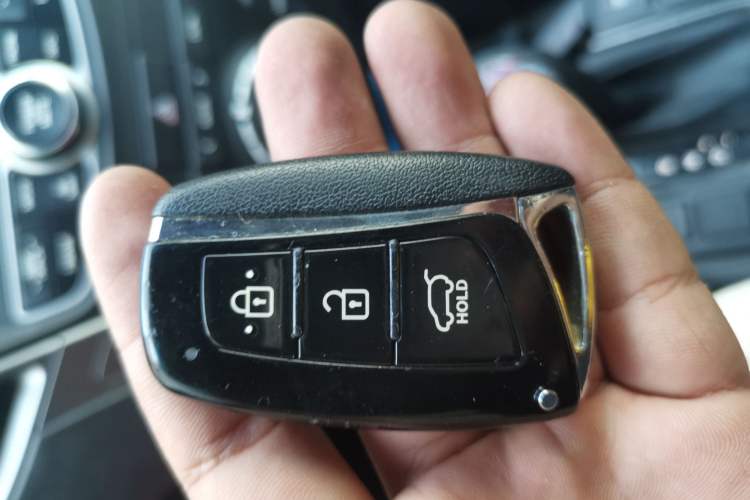 Used Hyundai Grand SantaFe 2013 3.0L 7-seat Four-Wheel-Drive Luxury Edition Vehicle Key