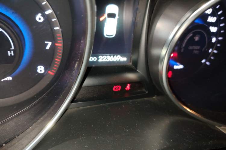 Used Hyundai Grand SantaFe 2013 3.0L 6-Seater Four-Wheel Drive Luxury Edition Odometer Close Up