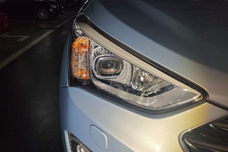 Used Hyundai Grand SantaFe 2013 3.0L 7-Seater 4x4 Flagship Edition Right Front Headlight