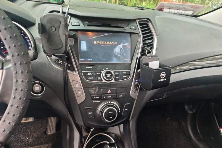 Used Hyundai Grand SantaFe 2013 3.0L 7-Seater Four-Wheel-Drive Comfort Edition Audio And AC Panel
