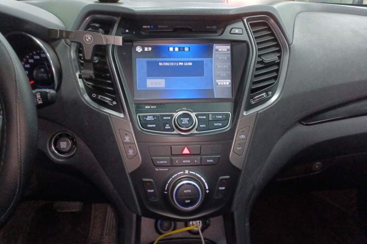 Used Hyundai Grand SantaFe 2013 2.2T 7-Seater Four-Wheel-Drive Comfort Edition Audio And AC Panel