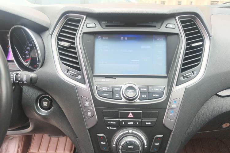 Used Hyundai Grand SantaFe 2013 3.0L 7-Seater Four-Wheel-Drive Comfort Edition Audio And AC Panel