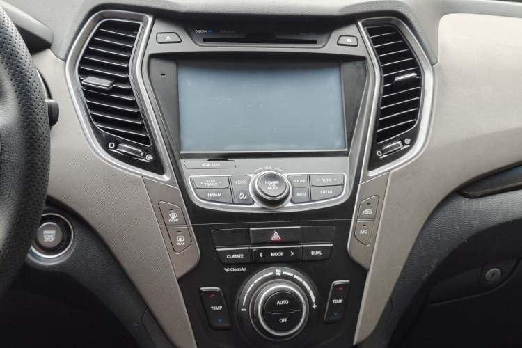 Used Hyundai Grand SantaFe 2013 2.2T 6-Seater Four-Wheel-Drive Luxury Edition Audio And AC Panel