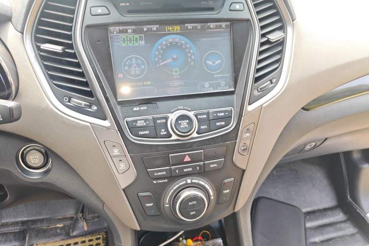 Used Hyundai Grand SantaFe 2013 2.2T 7-Seater Four-Wheel-Drive Luxury Edition Audio And AC Panel