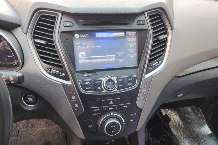 Used Hyundai Grand SantaFe 2013 3.0L 7-Seater Four-Wheel-Drive Comfort Edition Audio And AC Panel