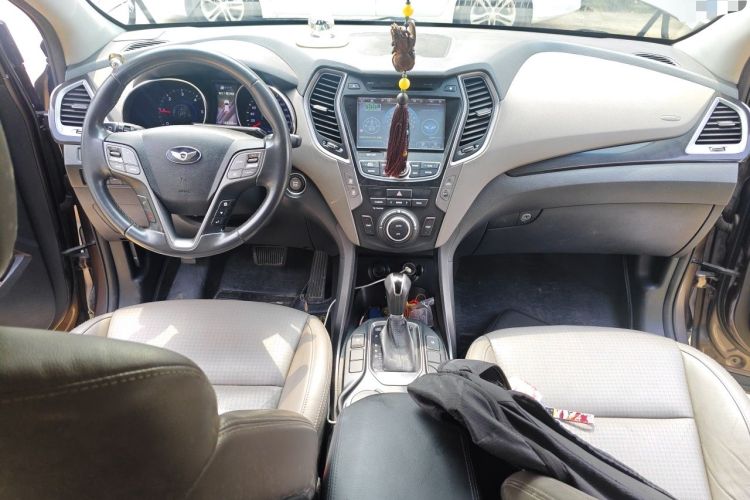 Used Hyundai Grand SantaFe 2013 2.2T 7-Seater Four-Wheel-Drive Luxury Edition Center Console