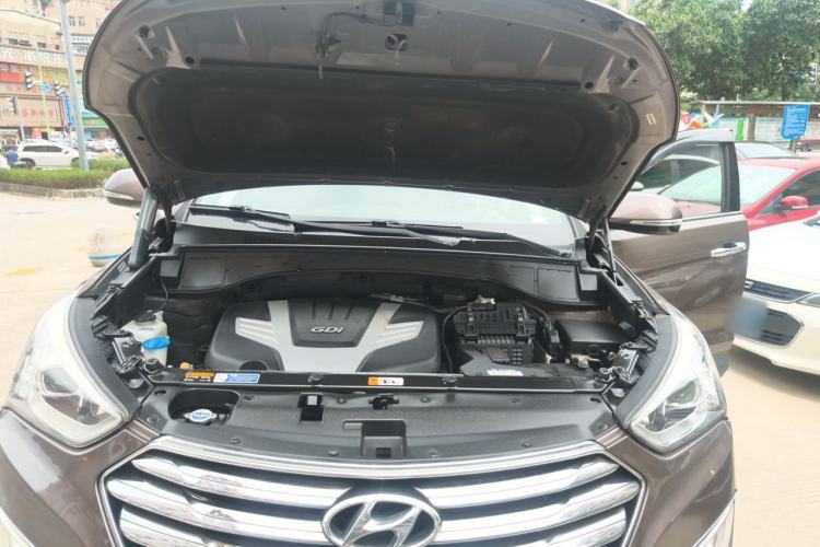 Used Hyundai Grand SantaFe 2013 3.0L 7-Seater Four-Wheel-Drive Comfort Edition Engine Bay