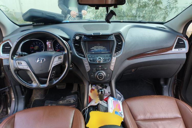 Used Hyundai Grand SantaFe 2013 3.0L 7-seat 4x4 Brown Interior Flagship Edition Interior 2