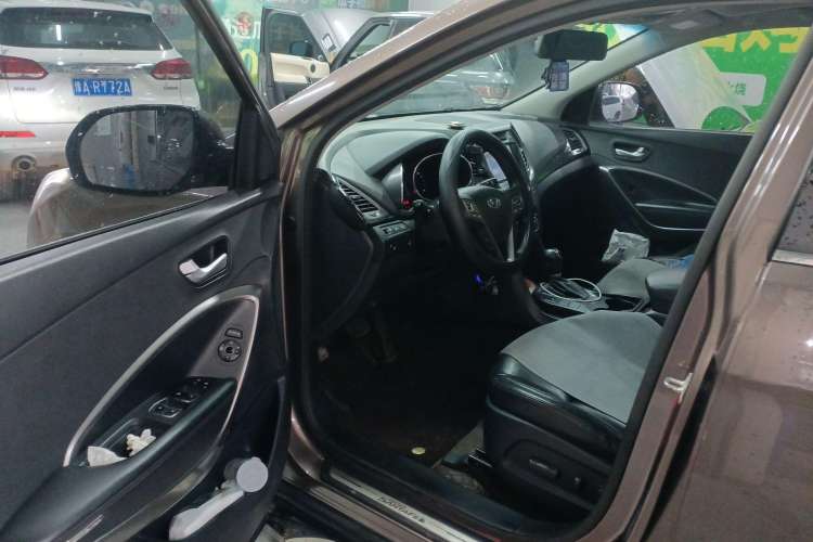 Used Hyundai Grand SantaFe 2013 2.2T 7-Seater Four-Wheel-Drive Comfort Edition Interior 3