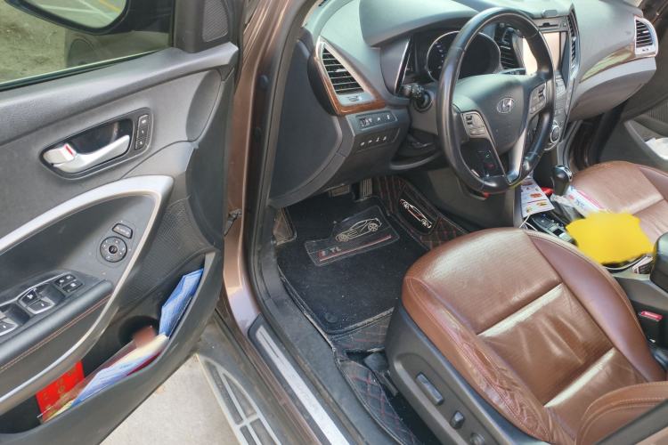 Used Hyundai Grand SantaFe 2013 3.0L 7-seat 4x4 Brown Interior Flagship Edition Interior 3