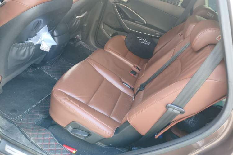 Used Hyundai Grand SantaFe 2013 3.0L 7-seat 4x4 Brown Interior Flagship Edition Interior 4