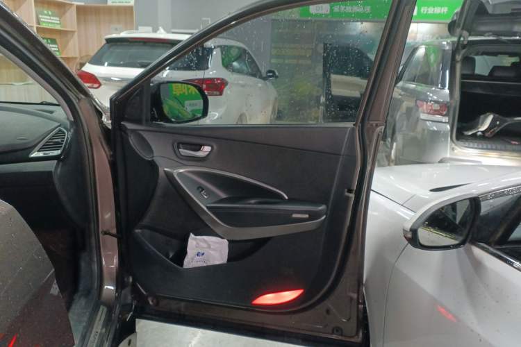 Used Hyundai Grand SantaFe 2013 2.2T 7-Seater Four-Wheel-Drive Comfort Edition Interior 5