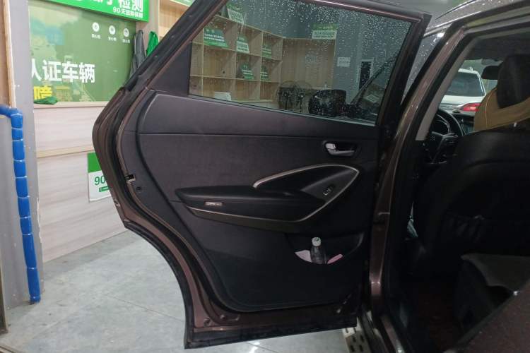 Used Hyundai Grand SantaFe 2013 2.2T 7-Seater Four-Wheel-Drive Comfort Edition Interior 8
