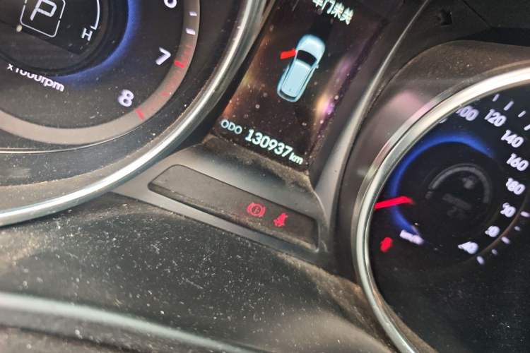 Used Hyundai Grand SantaFe 2013 3.0L 7-Seater Four-Wheel-Drive Comfort Edition Odometer Close Up