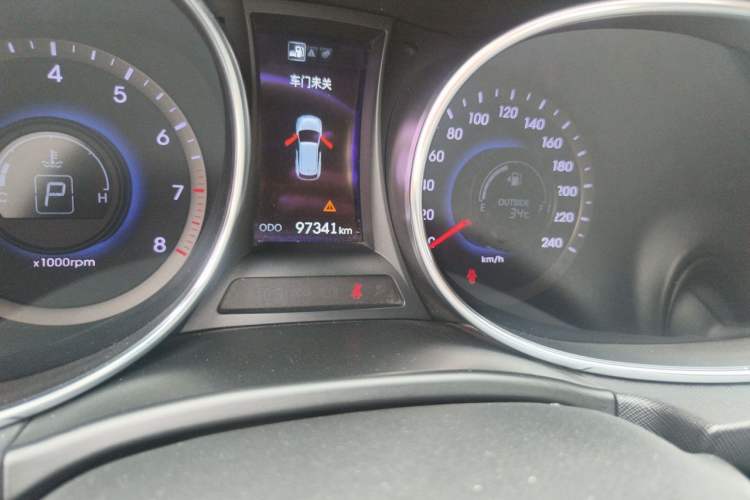 Used Hyundai Grand SantaFe 2013 3.0L 7-Seater Four-Wheel-Drive Comfort Edition Odometer Close Up