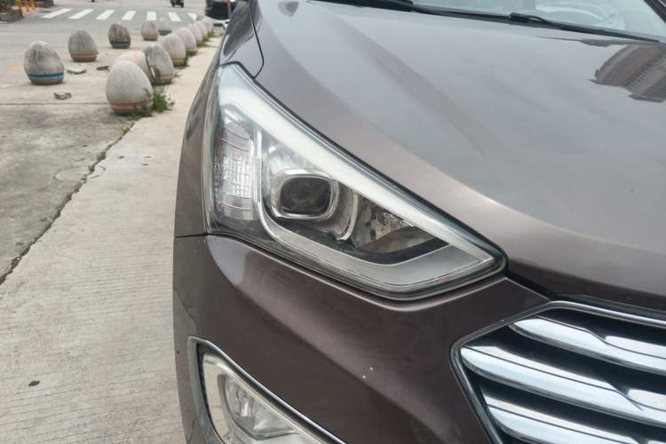 Used Hyundai Grand SantaFe 2013 3.0L 7-Seater Four-Wheel-Drive Comfort Edition Right Front Headlight