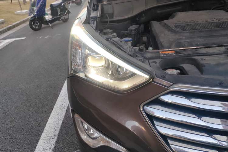 Used Hyundai Grand SantaFe 2013 2.2T 7-Seater Four-Wheel-Drive Comfort Edition Right Front Headlight