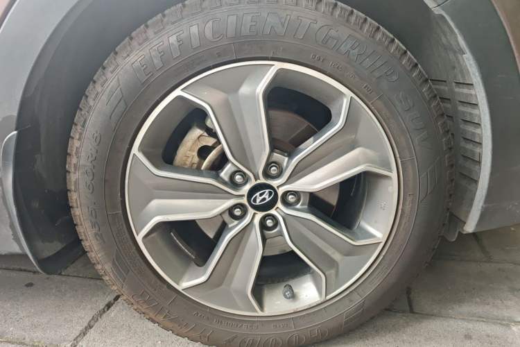 Used Hyundai Grand SantaFe 2013 3.0L 7-Seater Four-Wheel-Drive Comfort Edition Right Front Wheel Hub