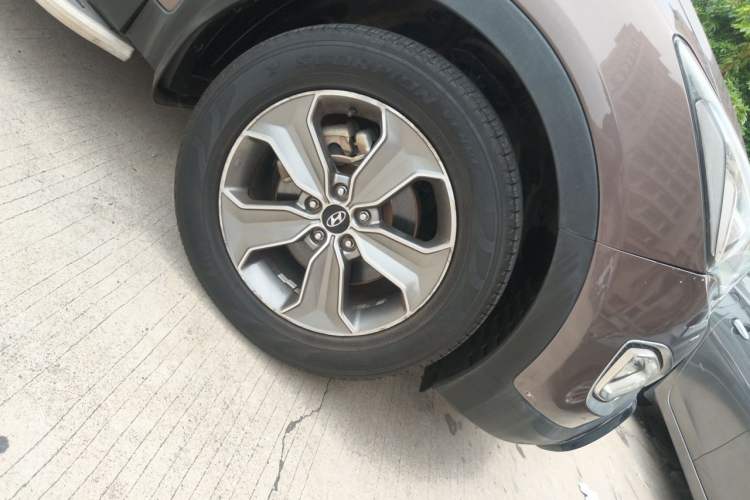 Used Hyundai Grand SantaFe 2013 3.0L 7-Seater Four-Wheel-Drive Comfort Edition Right Front Wheel Hub