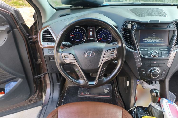 Used Hyundai Grand SantaFe 2013 3.0L 7-seat 4x4 Brown Interior Flagship Edition Steering Wheel
