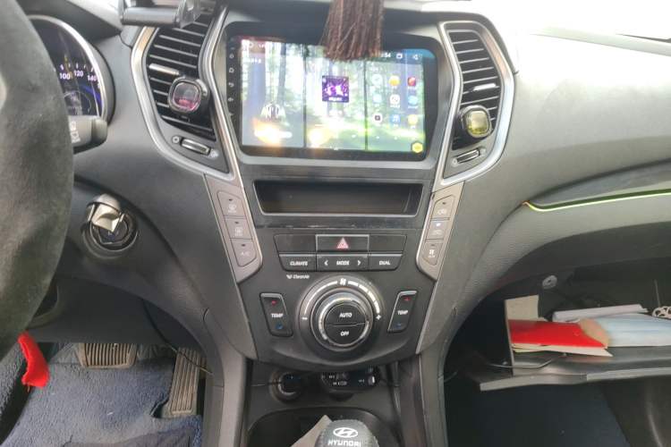 Used Hyundai Grand SantaFe 2013 3.0L 7-Seater 4x4 Flagship Edition Audio And AC Panel