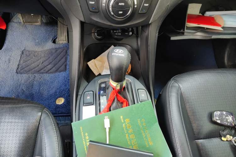 Used Hyundai Grand SantaFe 2013 3.0L 7-Seater 4x4 Flagship Edition Gear Lever