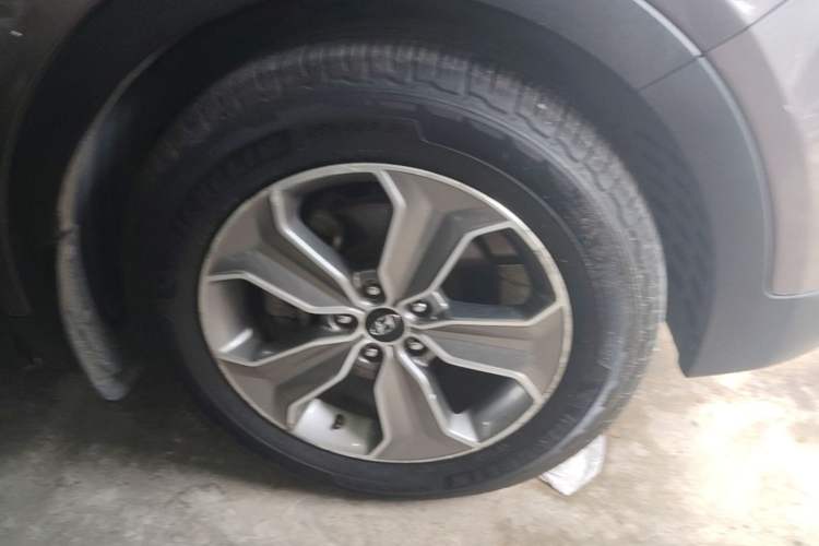 Used Hyundai Grand SantaFe 2013 2.2T 7-Seater Four-Wheel-Drive Comfort Edition Right Front Wheel Hub