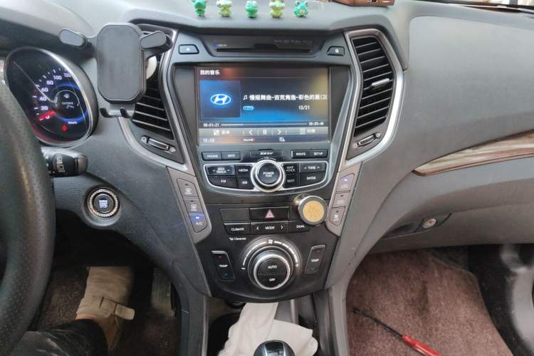 Used Hyundai Grand SantaFe 2013 2.2T 7-Seater Four-Wheel-Drive Brown Interior Flagship Edition Audio And AC Panel