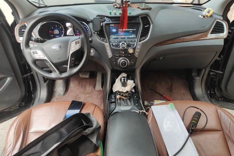Used Hyundai Grand SantaFe 2013 2.2T 7-Seater Four-Wheel-Drive Brown Interior Flagship Edition Center Console