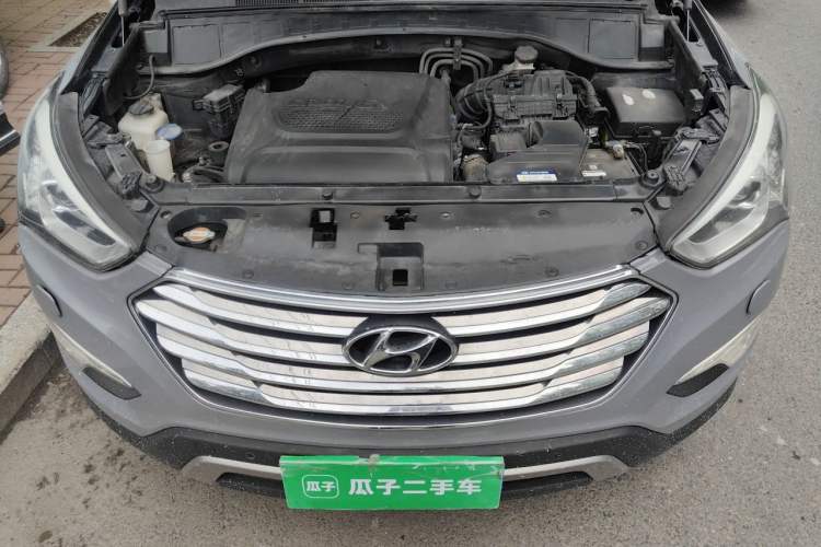 Used Hyundai Grand SantaFe 2013 2.2T 7-Seater Four-Wheel-Drive Brown Interior Flagship Edition Engine Bay