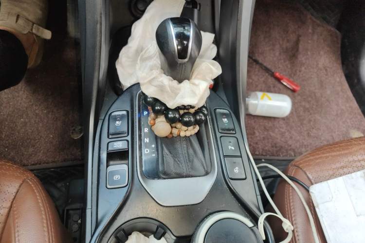 Used Hyundai Grand SantaFe 2013 2.2T 7-Seater Four-Wheel-Drive Brown Interior Flagship Edition Gear Lever