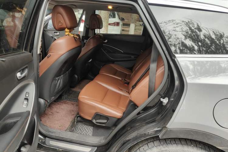 Used Hyundai Grand SantaFe 2013 2.2T 7-Seater Four-Wheel-Drive Brown Interior Flagship Edition Left Rear Seat