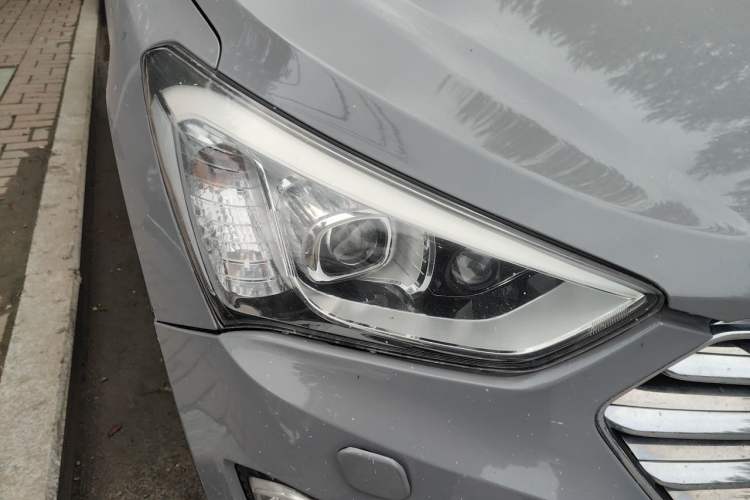 Used Hyundai Grand SantaFe 2013 2.2T 7-Seater Four-Wheel-Drive Brown Interior Flagship Edition Right Front Headlight