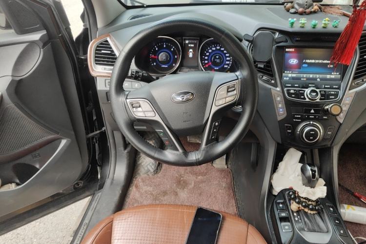 Used Hyundai Grand SantaFe 2013 2.2T 7-Seater Four-Wheel-Drive Brown Interior Flagship Edition Steering Wheel