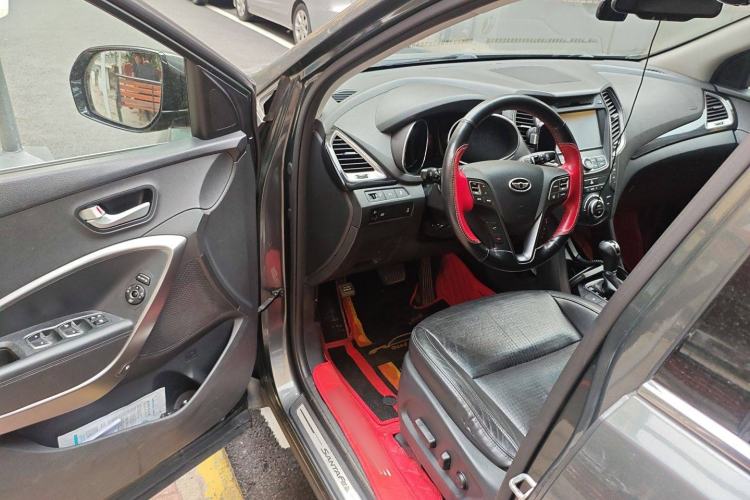 Used Hyundai Grand SantaFe 2013 2.2T 7-Seater Four-Wheel-Drive Comfort Edition Interior 3