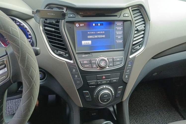 Used Hyundai Grand SantaFe 2013 3.0L 7-Seater 4x4 Flagship Edition Audio And AC Panel