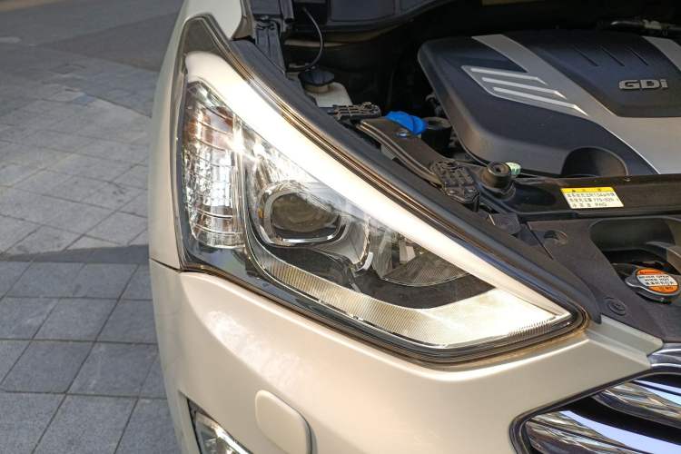 Used Hyundai Grand SantaFe 2013 3.0L 7-Seater 4x4 Flagship Edition Right Front Headlight