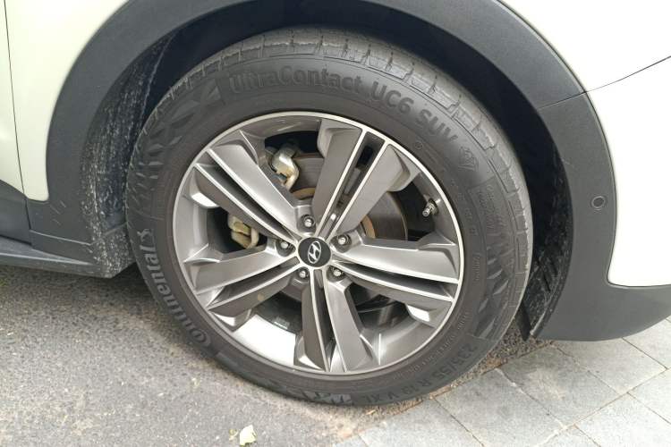 Used Hyundai Grand SantaFe 2013 3.0L 7-Seater 4x4 Flagship Edition Right Front Wheel Hub