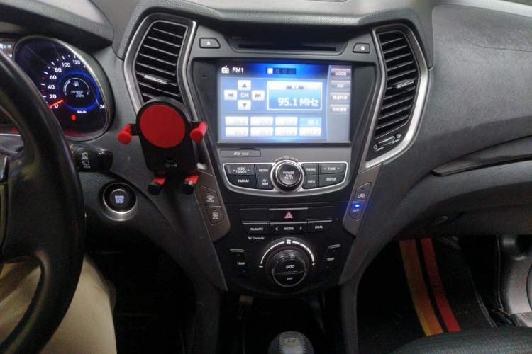 Used Hyundai Grand SantaFe 2013 3.0L 7-Seater Four-Wheel-Drive Comfort Edition Audio And AC Panel