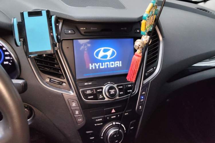 Used Hyundai Grand SantaFe 2013 3.0L 7-Seater 4x4 Flagship Edition Audio And AC Panel