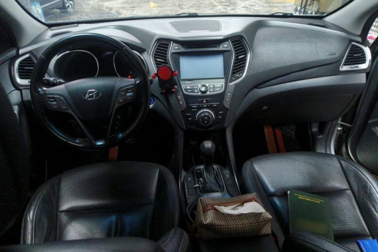 Used Hyundai Grand SantaFe 2013 3.0L 7-Seater Four-Wheel-Drive Comfort Edition Center Console