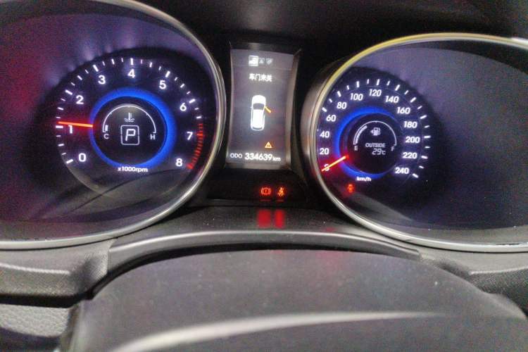 Used Hyundai Grand SantaFe 2013 3.0L 7-Seater Four-Wheel-Drive Comfort Edition Odometer Close Up