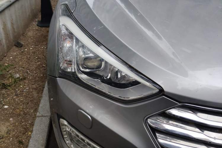 Used Hyundai Grand SantaFe 2013 3.0L 7-Seater 4x4 Flagship Edition Right Front Headlight