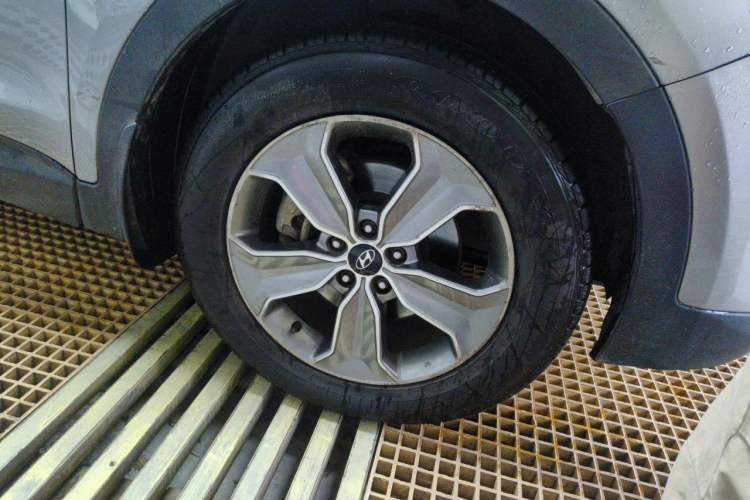 Used Hyundai Grand SantaFe 2013 3.0L 7-Seater Four-Wheel-Drive Comfort Edition Right Front Wheel Hub