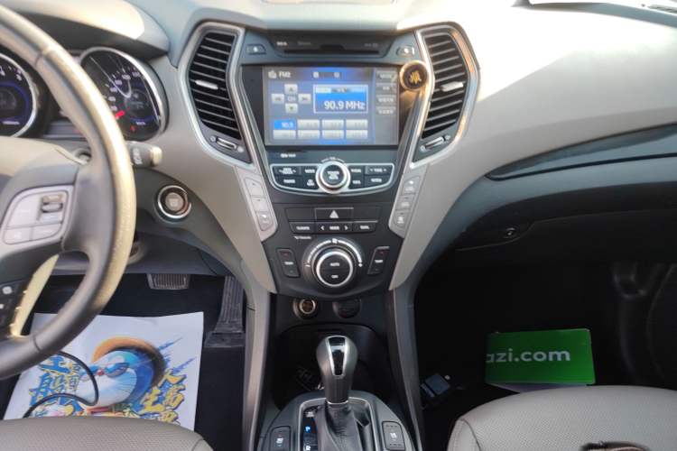 Used Hyundai Grand SantaFe 2013 3.0L 7-Seater 4x4 Flagship Edition Audio And AC Panel