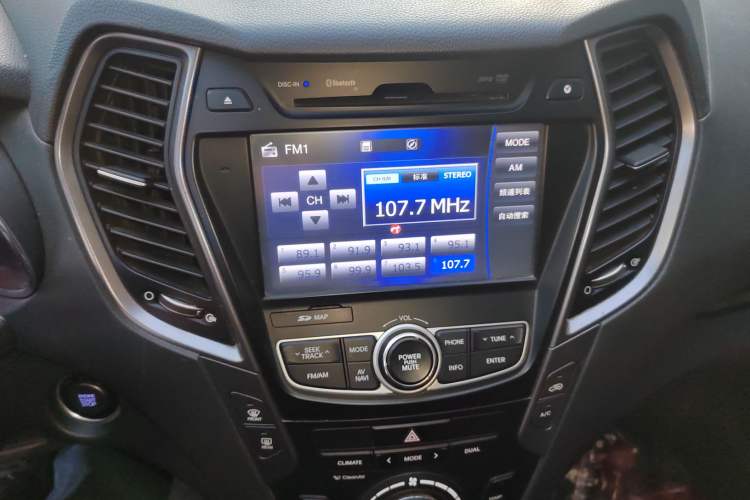 Used Hyundai Grand SantaFe 2013 3.0L 7-Seater Four-Wheel-Drive Comfort Edition Audio And AC Panel