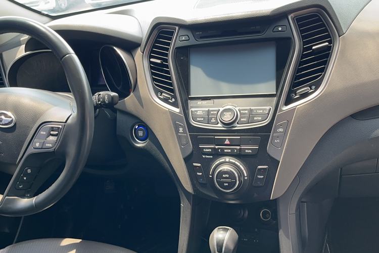 Used Hyundai Grand SantaFe 2013 3.0L 7-Seater Four-Wheel-Drive Comfort Edition Audio And AC Panel